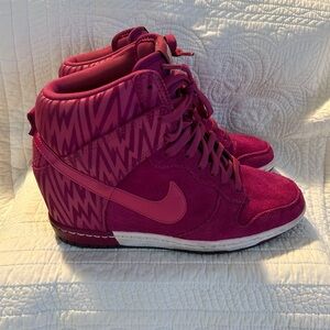 Nike Women’s Dunk Ski Wedge Sneaker Suede Bright Magenta Size 8.5